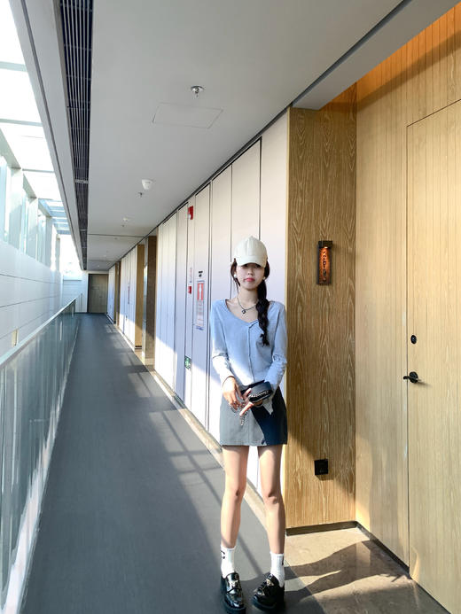 <曾小咸推荐>2色双层卷边V领T恤 日常99.99/件 立减60 秒杀39.99/件！！ 商品图4