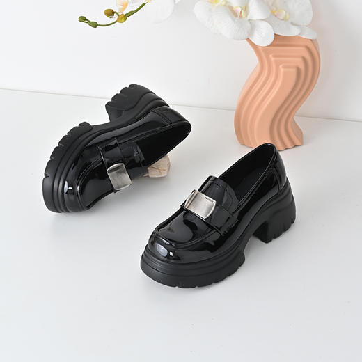 经典鲨2025年春新品圆头时尚英伦风高粗跟气质乐福鞋单鞋女KW323-517011 商品图3