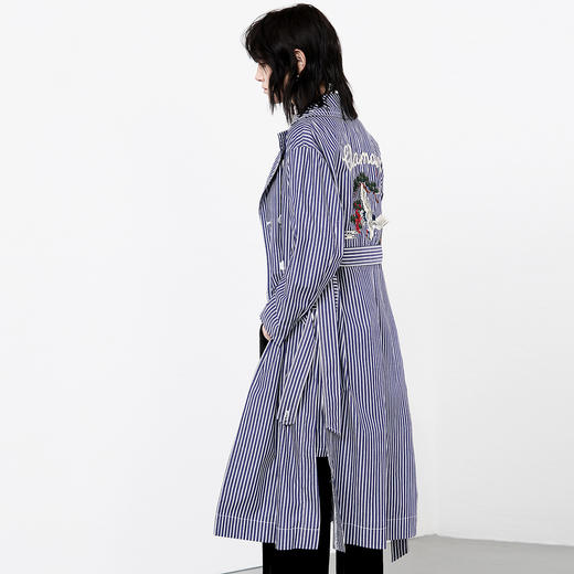 6933622537255    MO&Co.edition 条纹风衣外套中长款系带东方刺绣 商品图0