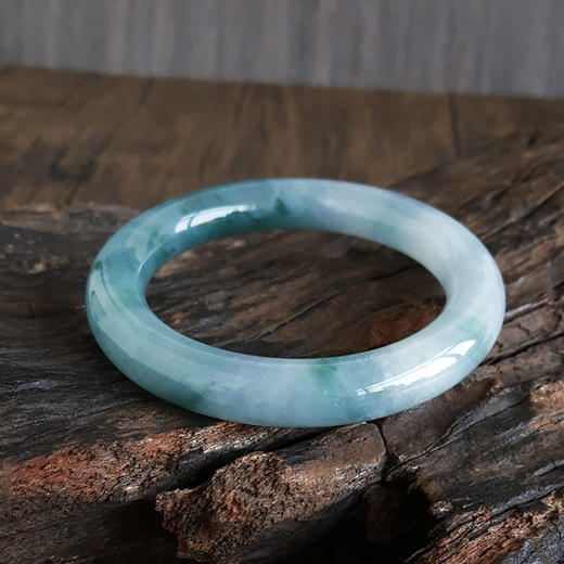 【天然正品】A货翡翠天然细腻无裂圆条糯冰种白底飘花55.5号翡翠手镯女士现售价：8880！250225NJS09 商品图3