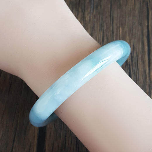 【天然正品】A货翡翠天然细腻无裂圆条糯冰种白底飘花55.5号翡翠手镯女士现售价：8880！250225NJS09 商品图9