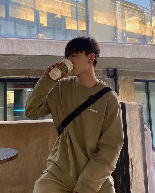 原单蔻驰奥莱卫衣，必备单品COACH/ 好好看啊！必备单品！这是经典的经典！百搭款推荐。
尺码  M  L  XL 商品图2