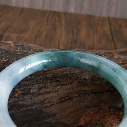 【天然正品】A货翡翠天然细腻无裂圆条糯冰种白底飘花55.5号翡翠手镯女士现售价：8880！250225NJS09 商品图5