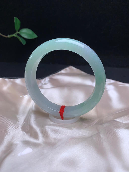 612314，57.5果绿底手镯，大半圈带果绿底，局部还带些淡紫，整体清新甜美 商品图3