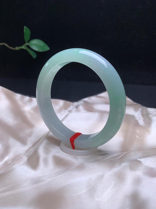 612314，57.5果绿底手镯，大半圈带果绿底，局部还带些淡紫，整体清新甜美 商品图2