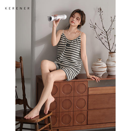 可人儿小众设计师新款泡泡绵夏季吊带女睡衣时尚可外出家居服套装 商品图3