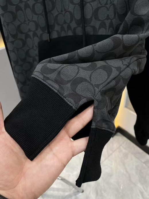 原单COACH/蔻驰奥莱款。经典标志连帽卫衣，100%棉。质量相当好！款式也很不错，经典LOGO设计，穿起来效果真心好看！
尺码S-XL，男女同款 商品图9