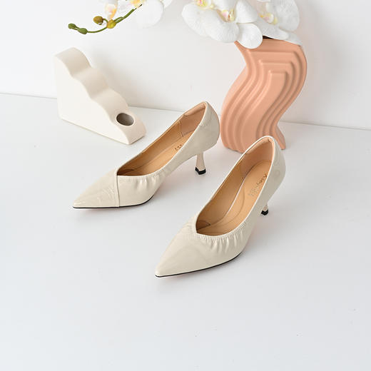 经典鲨2025年春季新品纯色优雅尖头浅口中细跟通勤高跟鞋女KW333-517021 商品图4