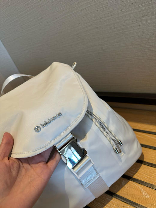 外贸原单露露抽绳水桶包  这次容量是10L 日常使用完全足够，运动瑜伽啊，日常出去玩啊，上班啊，带娃，这个包都好用。因为不是硬挺的。自重也不重，背起来方便舒服
两个色 商品图5