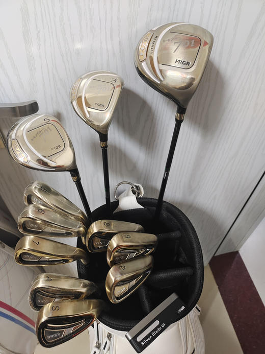PRGR男士高尔夫球杆
3木8铁一推一包
杆身硬度：R
拆开包装789pS和一号木
黄金超标款高尔夫男士套杆，全套正品，99新，几乎全新状态！ 商品图2