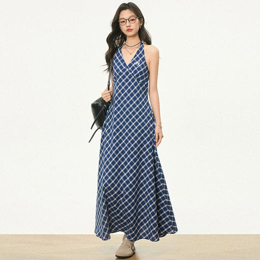 西遇挂脖无袖连衣裙女新款蓝色格子学院风V领收腰长裙SS150099 商品图0