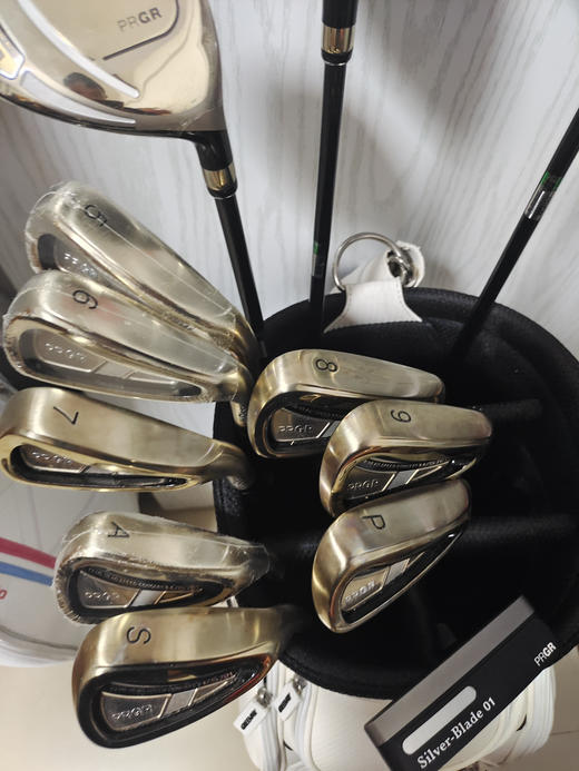 PRGR男士高尔夫球杆
3木8铁一推一包
杆身硬度：R
拆开包装789pS和一号木
黄金超标款高尔夫男士套杆，全套正品，99新，几乎全新状态！ 商品图3