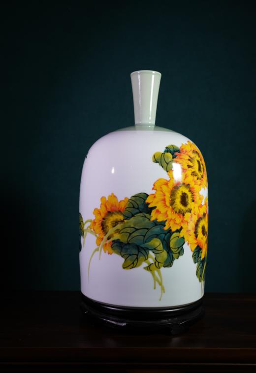 釉下五彩欣欣向荣赏瓶 商品图0