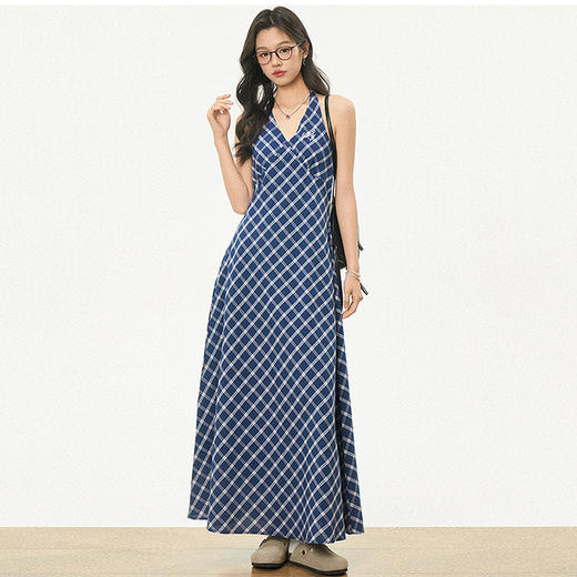 西遇挂脖无袖连衣裙女新款蓝色格子学院风V领收腰长裙SS150099 商品图3