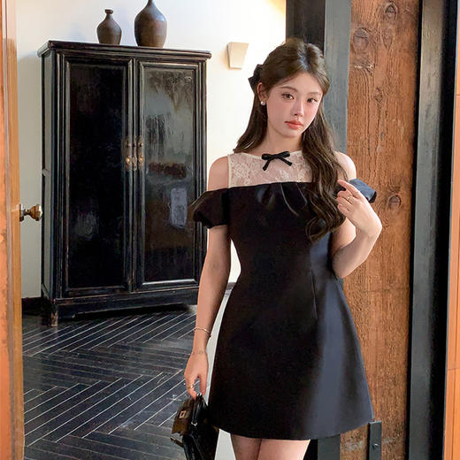 西遇一字肩连衣裙女新款花苞袖千金风露肩蕾丝拼接裙子SS150096 商品图4