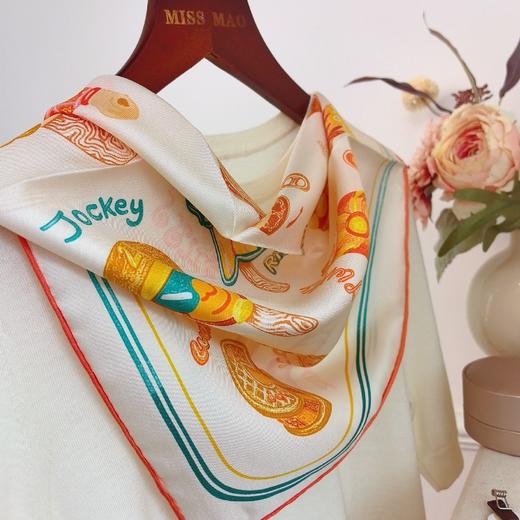 【甄珠贝·时尚高级感系列】70*70cm可爱甜心丝巾和天然淡水麦穗蝴蝶结胸花礼盒套装 商品图1