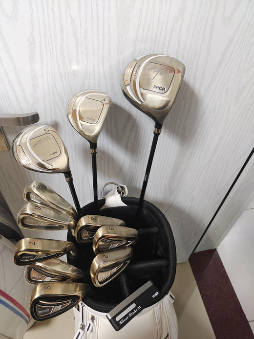 PRGR男士高尔夫球杆
3木8铁一推一包
杆身硬度：R
拆开包装789pS和一号木
黄金超标款高尔夫男士套杆，全套正品，99新，几乎全新状态！ 商品图1