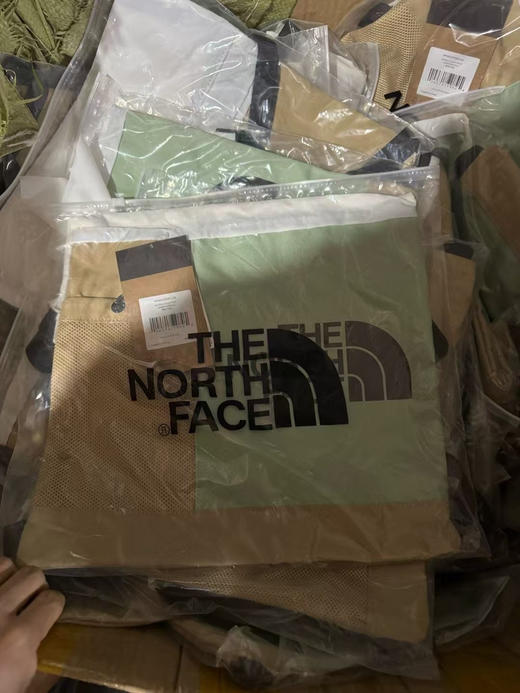 原单正品北面新款BOZER系列抽绳背包
推荐这款哟，配色很好看
25年新款包包，容量16升
抽绳式户外轻便收纳双肩包🎒，太适合户外了！
只有几十个 商品图10