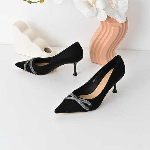 经典鲨2025年春季新品黑色优雅尖头7cm时尚水钻细高跟鞋子女KW198-517021 商品图3