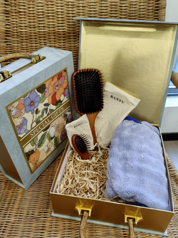 半遇榉木猪鬃毛气垫梳礼盒+泡泡绒宽尾干发帽礼盒（三件套） 价格：150