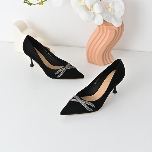 经典鲨2025年春季新品黑色优雅尖头7cm时尚水钻细高跟鞋子女KW198-517021 商品图2
