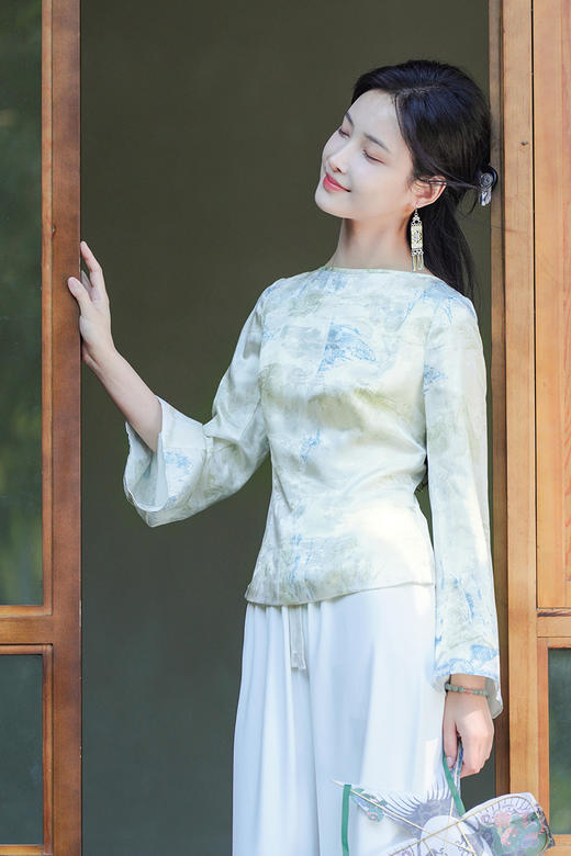 逸红颜明月优选#醋酸提花上衣「千江水」将《千里江山图》的山水裁入云裳，静谧深远的自然美 商品图5