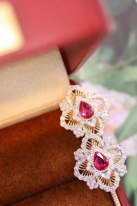 1.08ct刻面红宝石耳钉