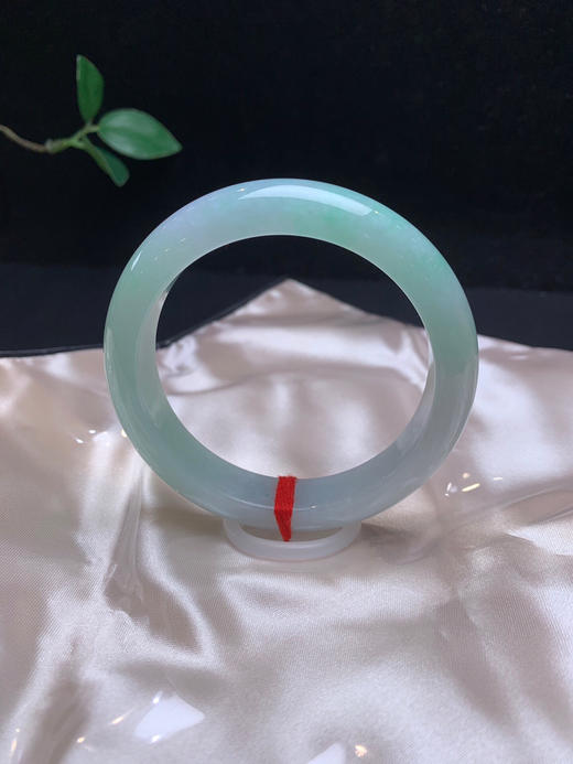 612314，57.5果绿底手镯，大半圈带果绿底，局部还带些淡紫，整体清新甜美 商品图0