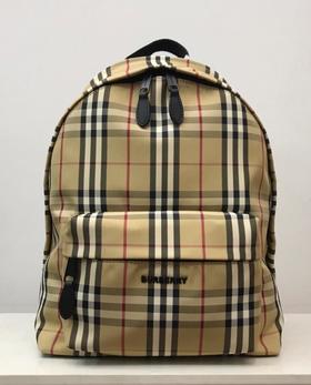 巴宝莉新款Burberry格纹双肩背包，时尚界的宠儿没有一两款它家的单品真不意思说自己够fashion男女同款（EJ）