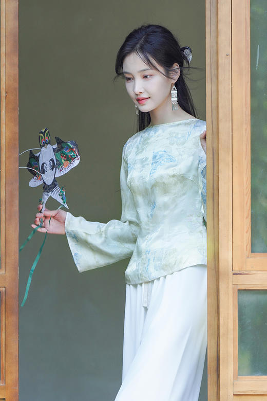 逸红颜明月优选#醋酸提花上衣「千江水」将《千里江山图》的山水裁入云裳，静谧深远的自然美 商品图6