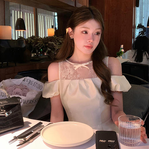 西遇一字肩连衣裙女新款花苞袖千金风露肩蕾丝拼接裙子SS150096 商品图3