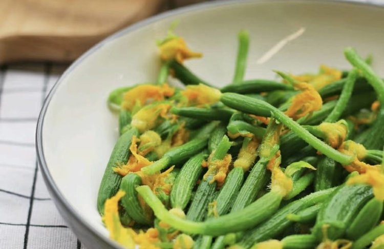 【春日限定 小黄瓜花】一口尝尽春天的清爽与鲜美｜北纬37°鲜采带花嫩瓜 间苗鲜采 新鲜果蔬 1斤装 [自然生长+手工采摘，不接急单，72h发货，节假日顺延，]