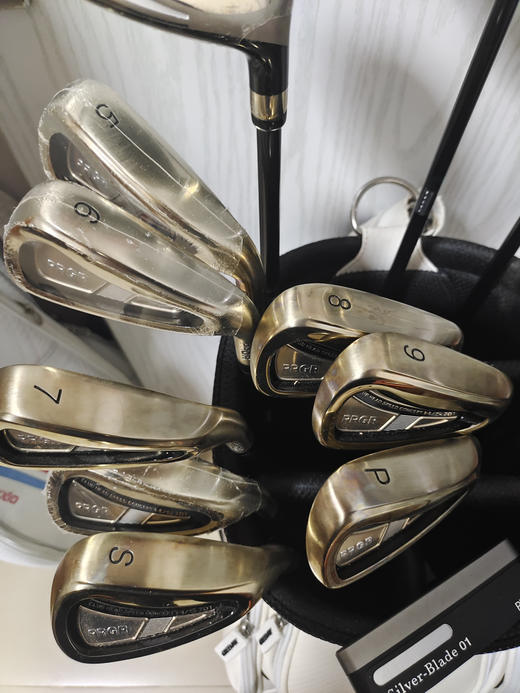PRGR男士高尔夫球杆
3木8铁一推一包
杆身硬度：R
拆开包装789pS和一号木
黄金超标款高尔夫男士套杆，全套正品，99新，几乎全新状态！ 商品图8