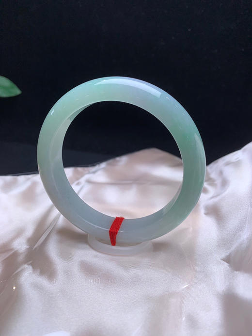 612314，57.5果绿底手镯，大半圈带果绿底，局部还带些淡紫，整体清新甜美 商品图1