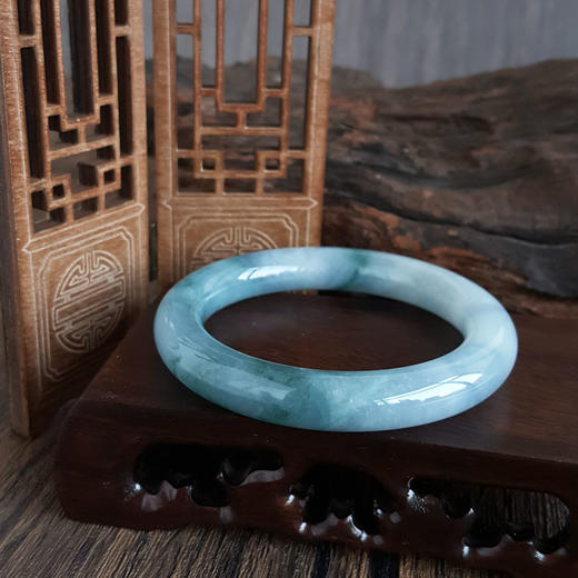 【天然正品】A货翡翠天然细腻无裂圆条糯冰种白底飘花55.5号翡翠手镯女士现售价：8880！250225NJS09 商品图7