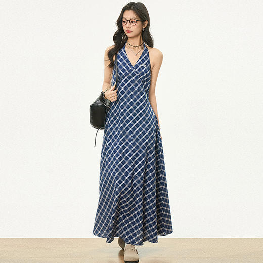 西遇挂脖无袖连衣裙女新款蓝色格子学院风V领收腰长裙SS150099 商品图2