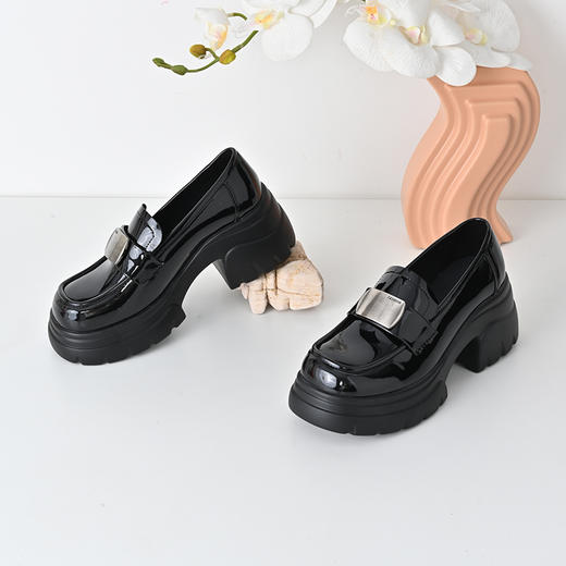 经典鲨2025年春新品圆头时尚英伦风高粗跟气质乐福鞋单鞋女KW323-517011 商品图1