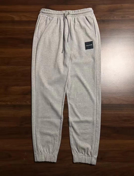 正品 Tommy 新款 纯棉织布标抽绳束脚卫裤
代购899，采用 100%精梳纯棉，亲肤透气 ，立体剪裁宽松版型
定制织布标 
藏青，灰色
尺码S～XL
特价💰180包邮 商品图2