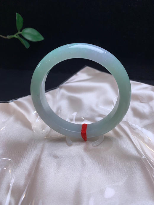 612314，57.5果绿底手镯，大半圈带果绿底，局部还带些淡紫，整体清新甜美 商品图4