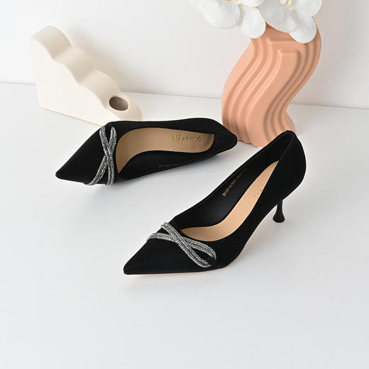 经典鲨2025年春季新品黑色优雅尖头7cm时尚水钻细高跟鞋子女KW198-517021 商品图4