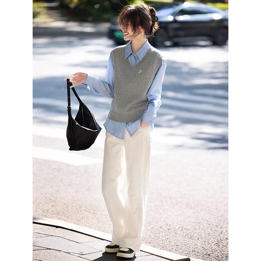 【年货节】熙世界气质V领绞花针织马甲女2025春秋新款坎肩上衣背心马夹外搭 商品图3