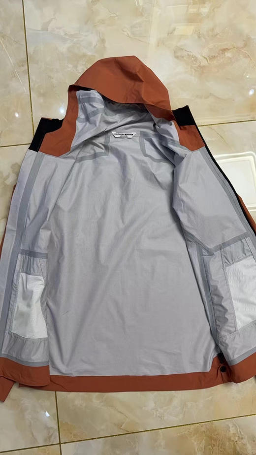 正品萨洛蒙2.5L 防水夹克，冲锋衣。
两个色，尺码S-XXL，产地:孟加拉
原价1598 商品图7