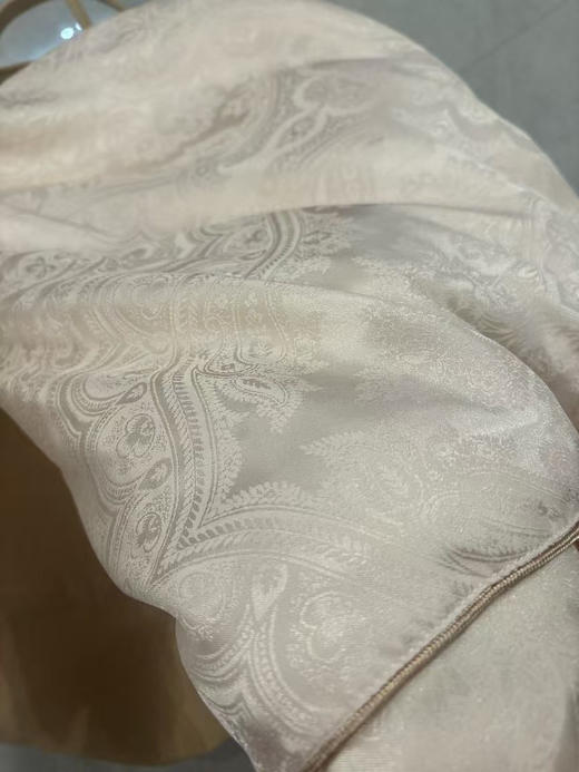 正品罗莱家纺.百分百蚕丝被来啦～罗莱正品蚕丝被。剩余一些，正品，原包装，随便对比！带包装吊牌，好货一批。
尺寸2000×2300 重量1750g一等品
官网1800 商品图14