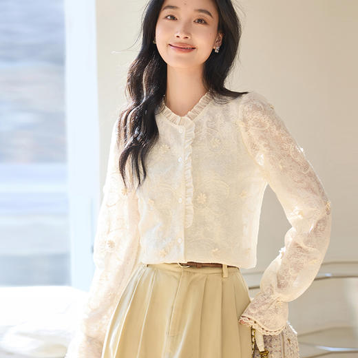 VICTORIA&VERA春季“温柔姐姐”系列白月光风木耳边繁复刺绣立体花衬衫 商品图5