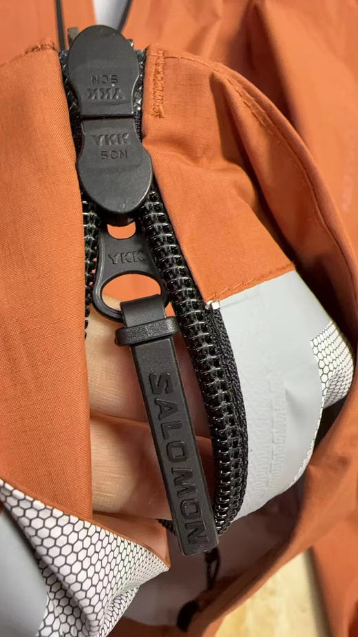 正品萨洛蒙2.5L 防水夹克，冲锋衣。
两个色，尺码S-XXL，产地:孟加拉
原价1598 商品图11