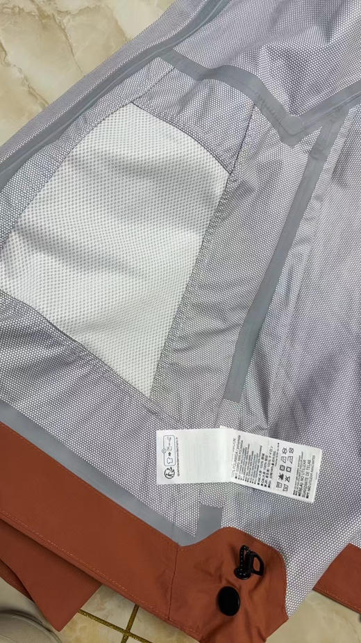 正品萨洛蒙2.5L 防水夹克，冲锋衣。
两个色，尺码S-XXL，产地:孟加拉
原价1598 商品图8