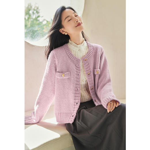 VICTORIA&VERA春季“山茶漫记”香芋紫宽松慵懒风圆领金扣小香羊毛针织开衫 商品图3