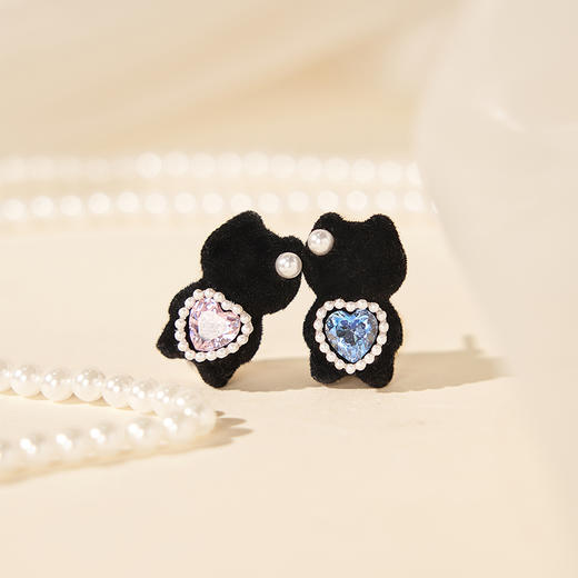 大英博物馆 巴斯特系列 灰色植绒珍珠耳环 黑色植绒爱心AB款耳环 商品图2