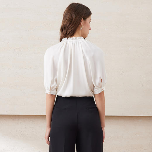 EITIE爱特爱复古连肩泡泡袖显瘦珠光缎面白色上衣夏新款B2509602 商品图4
