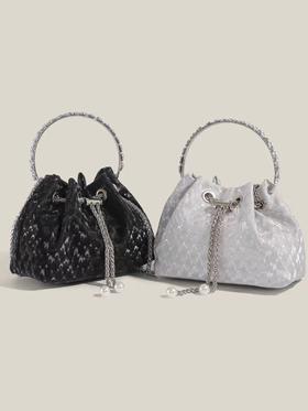 【英国LEOS VITI链条羽毛包包】春夏新款火爆全网 定制五金+经典链条+带钻手提+耐磨耐造PU皮 真的很显贵，花小钱办大事 可手拎、斜挎、单肩，特别实用!